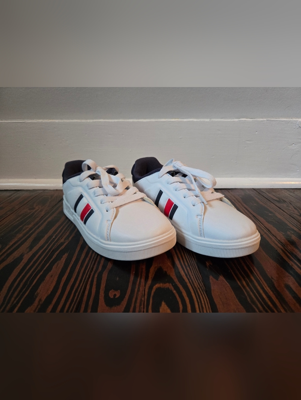 Tommy Hilfiger Kids Size 2 White Sneaker Shoes Lace Up Navy Red Stripe Low Top